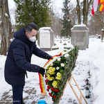 Zastępca prezydenta Przemysław Tuchliński składający kwiaty przed Pomnikiem na Cmentarzu Wojskowym