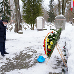 Zastępca prezydenta Przemysław Tuchliński oddający hołd przed Pomnikiem na Cmentarzu Wojskowym