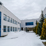 Zielone choinki na terenie Wyższej Szkoły Administracji Publicznej oraz część budynku