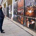 Zastępca prezydenta Rafał Rudnicki podczas oglądania zdjęć przedstawionych na wystawie