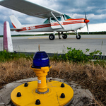 Samolot stojący na pasie startowym