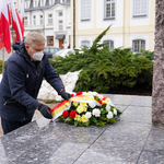 Prezydent Tadeusz Truskolaski składający wieniec przed pomnikiem Żołnierzom Armii Krajowej