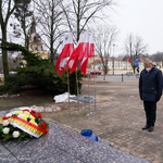 Prezydent Tadeusz Truskolaski oddający hołd przed pomnikiem Żołnierzom Armii Krajowej