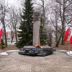 Pomnik Żołnierzom Armii Krajowe, biało-czerowne flagi, a także wieniec i znicz