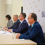 Uczestnicy konferencji przy stole