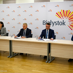 Uczestnicy konferencji na białym tle z logiem Miasta Białystok