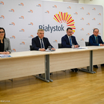 Rzecznik prasowy Urszula Boublej wraz z uczestnikami konferencji przy wspólnym stole