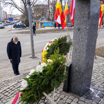 Prezydent Tadeusz Truskolaski oddający hołd przed pomnikiem