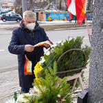 Prezydent Tadeusz Truskolaski składający wieniec przy pomniku