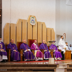 Kapłani zasiadający przy ołtarzu podczas uroczystej mszy