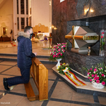 Zastępca prezydenta Rafał Rudnicki modlący się przed relikwiami błogosławionego księdza Michała Sopoćki