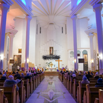 Wnętrze Kościoła Miłosierdzia Bożego w Białymstoku z widokiem na ołtarz