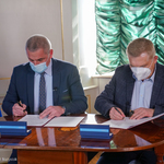 Prezydent Tadeusz Truskolaski oraz dyrektor Bogdan Kalicki w trakcie podpisywania umowy