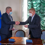 Prezydent Tadeusz Truskolaski oraz dyrektor Bogdan Kalicki podczas wspólnego uścisku dłoni
