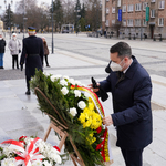 Zastępca prezydenta Przemysław Tuchliński składający kwiaty przy pomniku Marszałka Józefa Piłsudskiego
