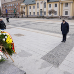 Zastępca prezydenta Przemysław Tuchliński oddający hołd przed pomnikiem Marszałka Józefa Piłsudskiego