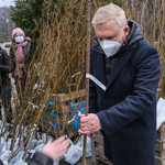 Prezydent Tadeusz Truskolaski podczas rozdawania drzewek mieszkańcom