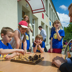 Prezydent Tadeusz Truskolaski podczas rozgrywki w szachy z przedszkolakiem