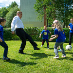 Prezydent Tadeusz Truskolaski grający w piłkę z przedszkolakami