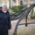 Prezydent Tadeusz Truskolaski oddający hołd przed pomnikiem Wielkiej Synagogi