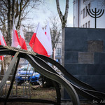 Pomnik i kopuła Wielkiej Synagogi w otoczeniu biało-czerwonych flag