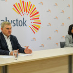 Prezydent Tadeusz Truskolaski oraz dyrektor Urszula Dmochowska przy stole podczas konferencji