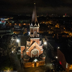 Kościół Rzymskokatolicki pod wezwaniem świętego Wojciecha podświetlony w nocy