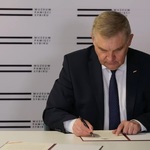 Prezydent Tadeusz Truskolaski podczas podpisywania zaproszeń