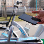 Zbliżenie na smartfona podczas wypożyczania roweru BiKeR