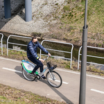 Zastępca prezydenta Rafał Rudnicki jadący ścieżką rowerową na rowerze BiKeR