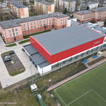 Widok z drona na boisko, halę sportową i gmach Zespołu Szkół Mechanicznych w Białymstoku