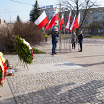 Zastępca prezydenta Przemysław Tuchliński oddający hołd przed tablicą upamiętniającą ofiary katastrofy smoleńskiej