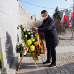 Zastępca prezydenta Przemysław Tuchlińśki składający wieniec przed tablicą upamiętniającą ofiary katastrofy smoleńskiej