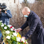 Przewodniczący Rady Miasta Łukasz Prokorym składający wieniec przed tablicą upamiętniającą ofiary katastrofy smoleńskiej