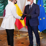 Prezydent Tadeusz Truskolaski wręczający wyróżnienie Natalii Maliszewskiej