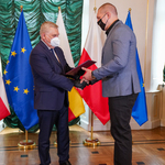 Prezydent Tadeusz Truskolaski wręczający wyróżnienie Wojciechowi Nowickiemu