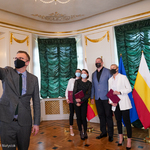 Zastępca prezydenta Rafał Rudnicki w trakcie robienia selfie z Ambasadorami Białostockiego Sportu