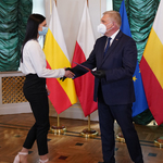 Prezydent Tadeusz Truskolaski wręczający wyróżnienie Marlenie Goli