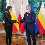 Prezydent Tadeusz Truskolaski wręczający wyróżnienie Patrycji Maliszewskiej