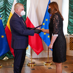Prezydent Tadeusz Truskolaski wręczający stypendium mamie Damiana Czykiera