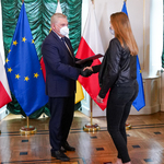 Prezydent Tadeusz Truskolaski wręczający stypendium Gabrieli Andrukonis