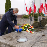 Prezydent Tadeusz Truskolaski stawiający znicz pod Pomnikiem-Grobem Nieznanego Sybiraka