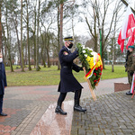 Prezydent Tadeusz Truskolaski w asyście Straży Miejskiej przed Pomnikiem Mordu Katyńskiego
