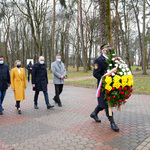 Przedstawiciele Rady Miasta w asyście Straży Miejskiej przed Pomnikiem Mordu Katyńskiego