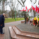 Prezydent Tadeusz Truskolaski oddający hołd przed białostockim Pomnikiem Mordu Katyńskiego