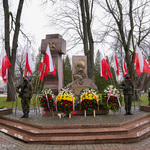 Warta honorowa oraz wieńce pod Pomnikiem Mordu Katyńskiego w otoczeniu biało-czerwonych flag