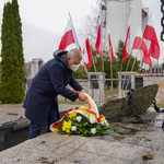 Prezydent Tadeusz Truskolaski składający kwiaty pod Pomnikiem-Grobem Nieznanego Sybiraka