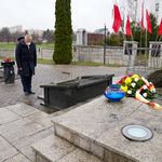 Prezydent Tadeusz Truskolaski oddający hołd przed Pomnikiem-Grobem Nieznanego Sybiraka