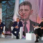 Uczestnicy debaty odsłuchujący archiwalnej wypowiedzi Macieja Żywno na temat lotniska marszałka