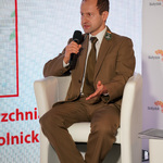 Przedstawiciel Lasów Państwowych podczas wypowiedzi na debacie o lotnisku Krywlany